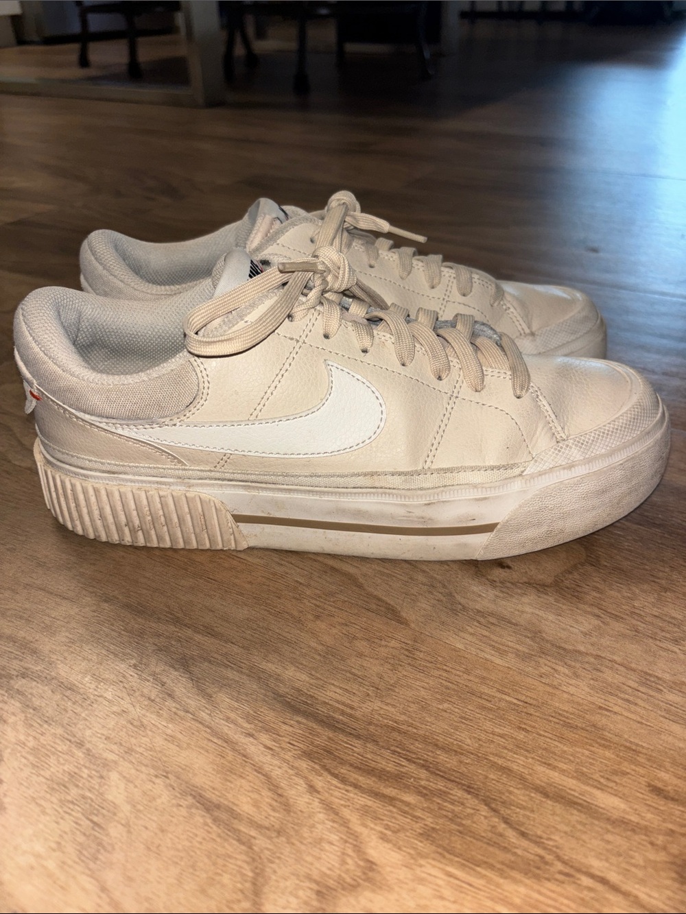Nike Women’s Low-Top Sneakers in Off-White with white Swoosh